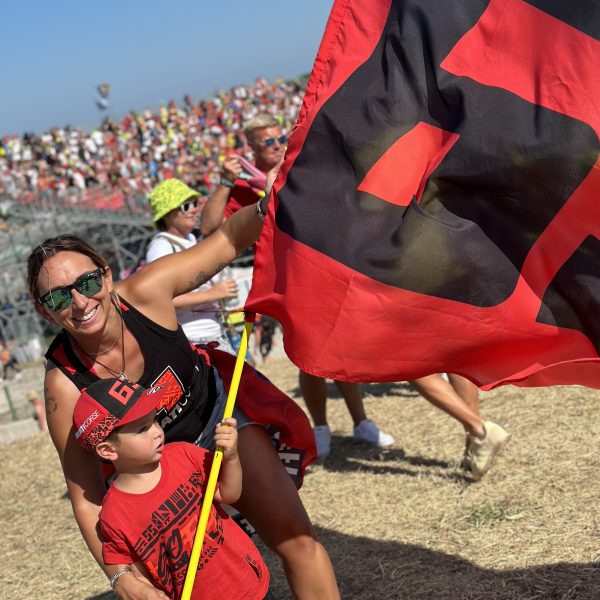 2023-misano-tifosi-amici-festa (5)