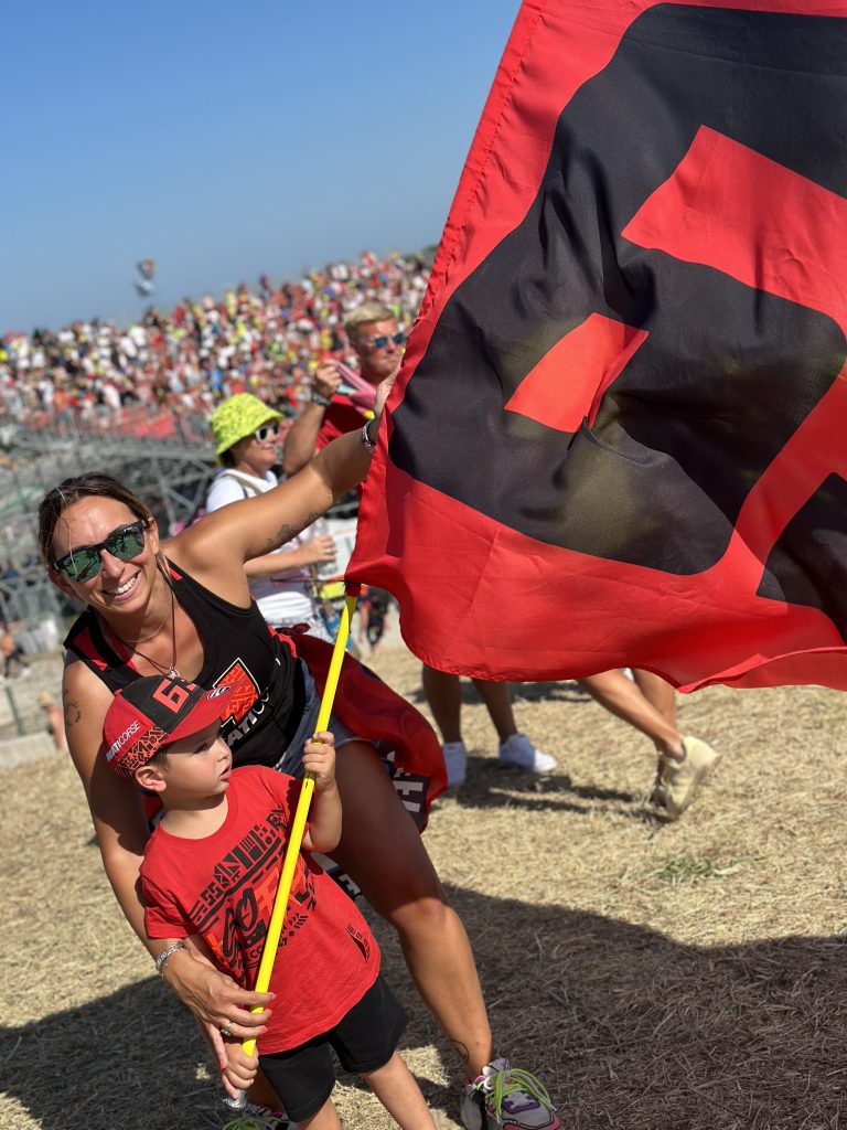 2023-misano-tifosi-amici-festa (5)